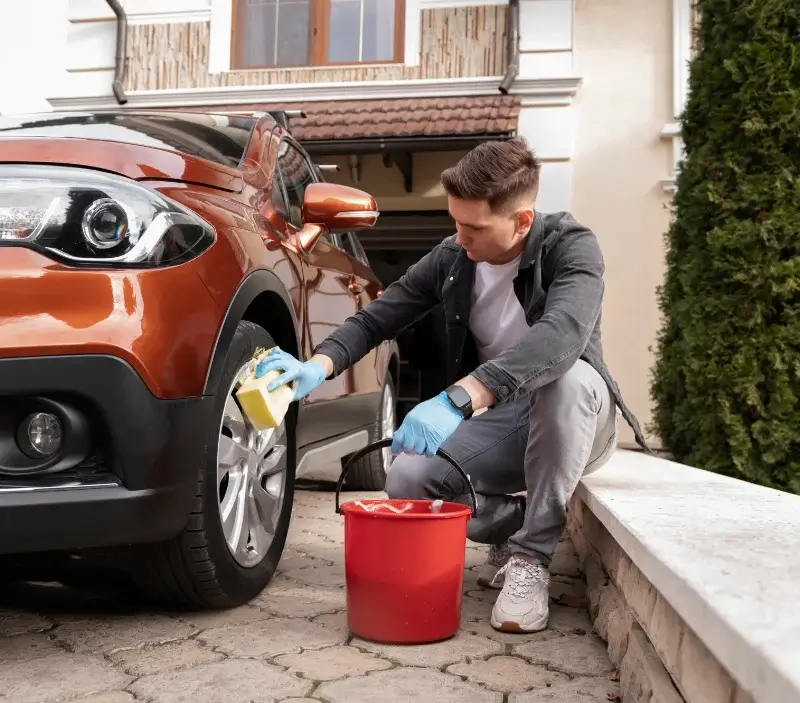 Lavage auto à domicile Albussac : professionnel intervenant sur un véhicule